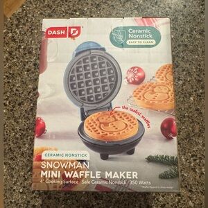 Dash Snowman Mini Waffle Maker - Blue and Red NWT